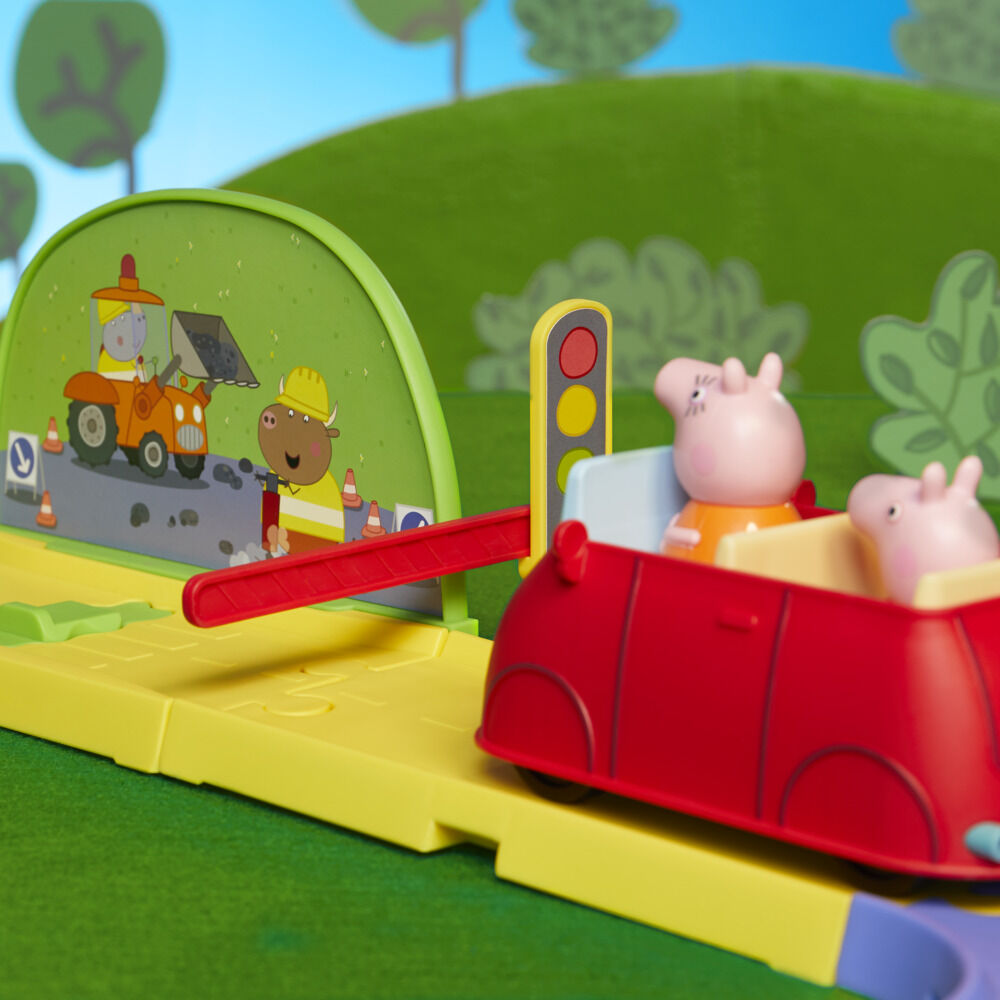 Peppa Pig All Around Peppa's Town Set with Adjustable Track; Includes Vehicle and 1 Figure (English) - Image 7