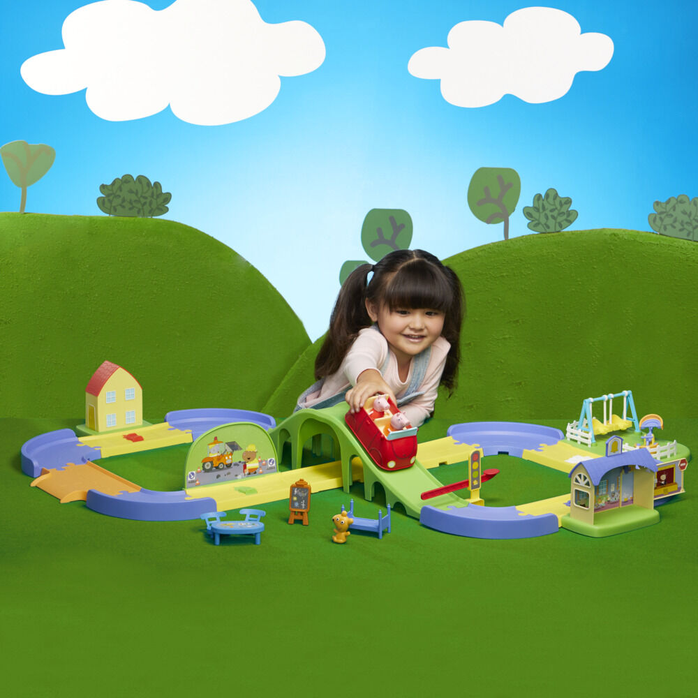 Peppa Pig All Around Peppa's Town Set with Adjustable Track; Includes Vehicle and 1 Figure (English) - Image 2