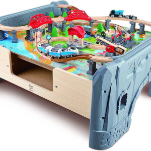 Set druri hekurudha me 70 pjesë, Railway Table with Trains and Tracks Hape