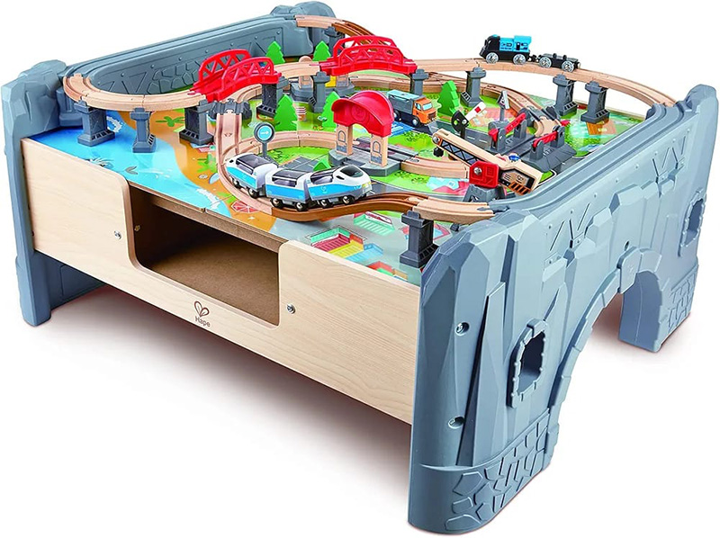 Set druri hekurudha me 70 pjesë, Railway Table with Trains and Tracks Hape