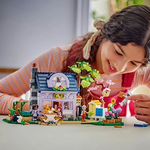 LEGO® Friends Beekeepers’ House and Flower Garden Building Kit 42669 - Image 3