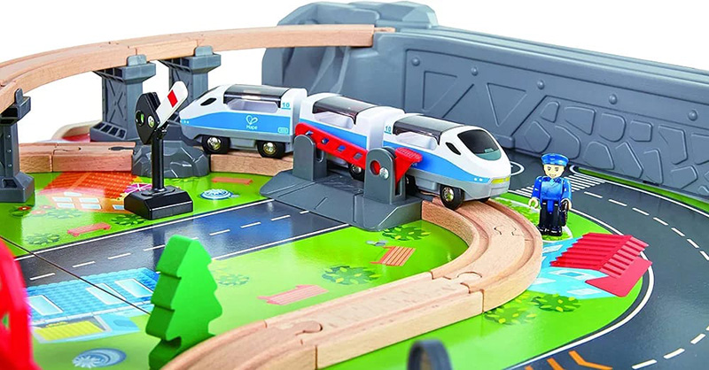 Set druri hekurudha me 70 pjesë, Railway Table with Trains and Tracks Hape - Image 3