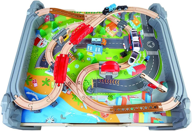 Set druri hekurudha me 70 pjesë, Railway Table with Trains and Tracks Hape - Image 4