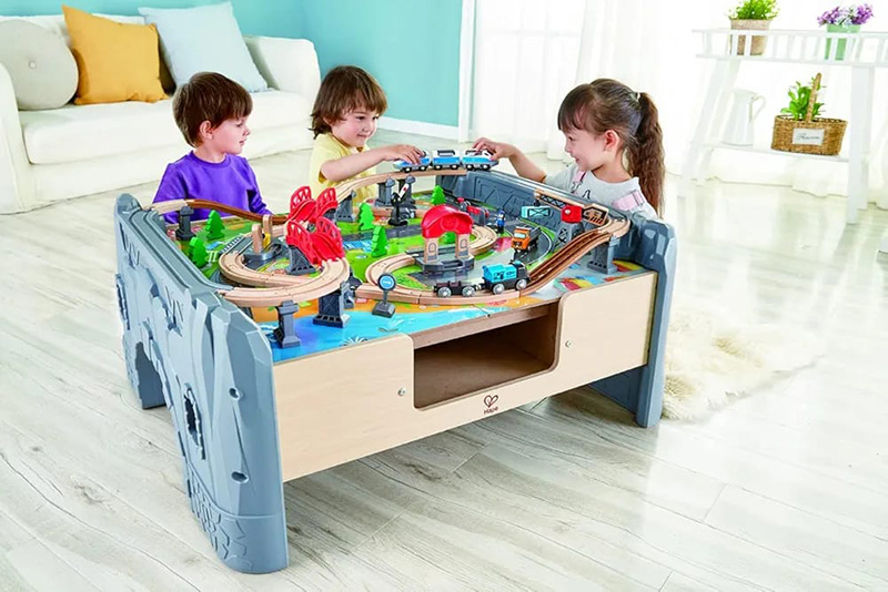 Set druri hekurudha me 70 pjesë, Railway Table with Trains and Tracks Hape - Image 5